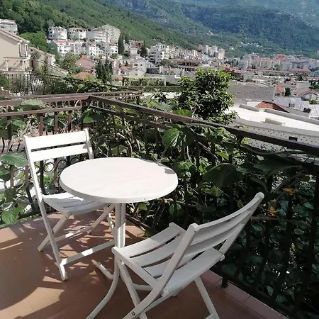 Lovely 2-Bedroom Apartment In Budva Exterior photo